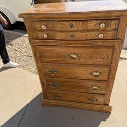 Solid Oak 6-Drawer Dresser – Excellent Condition 