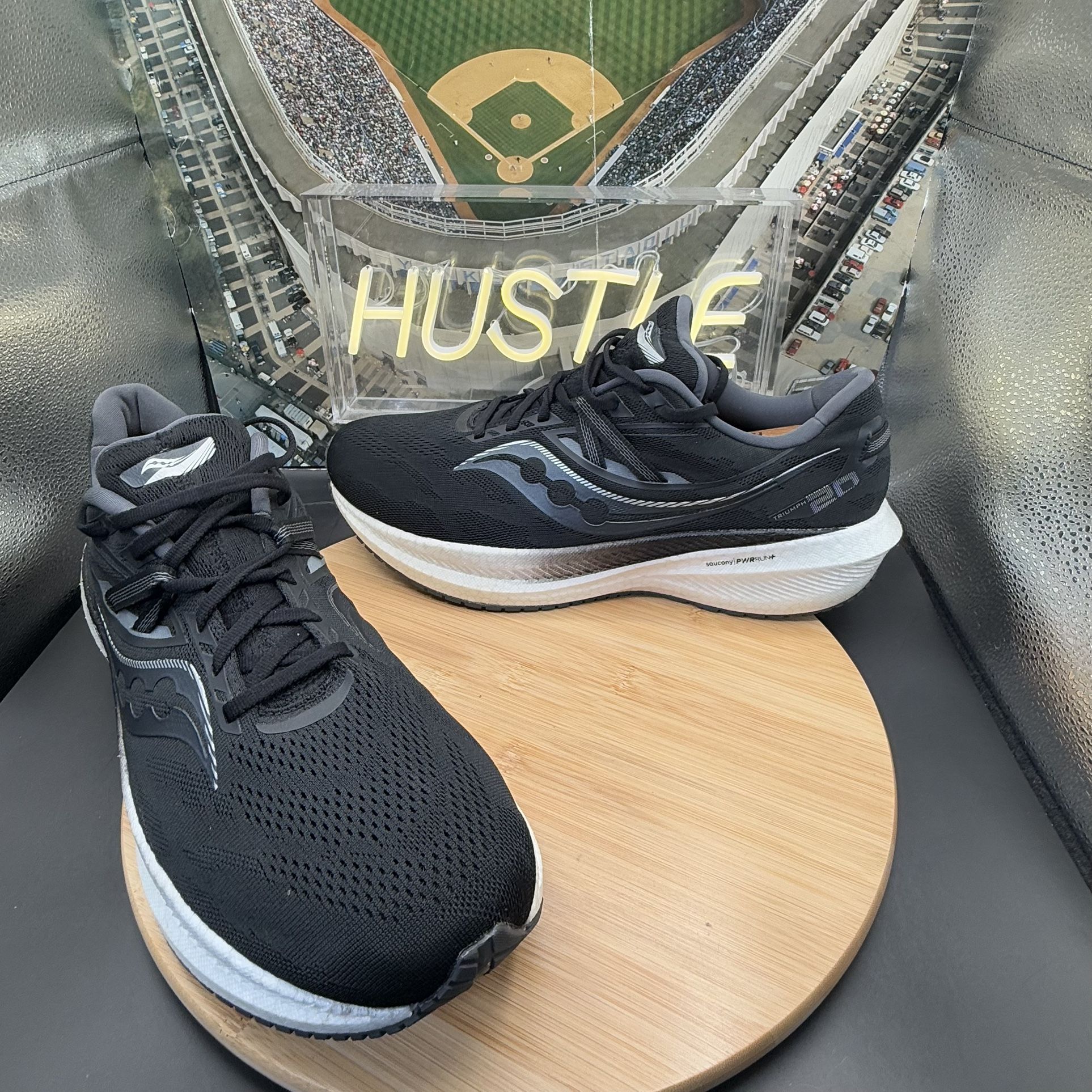 Saucony Triumph 20 Black/White Running Shoes Men’s Sz 12.5 (Wide)