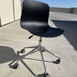 Brand New Black/Chrome Office Chair 