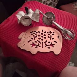 3 PIECE LOT OF VINTAGE KITCHEN ITEMS 🐷