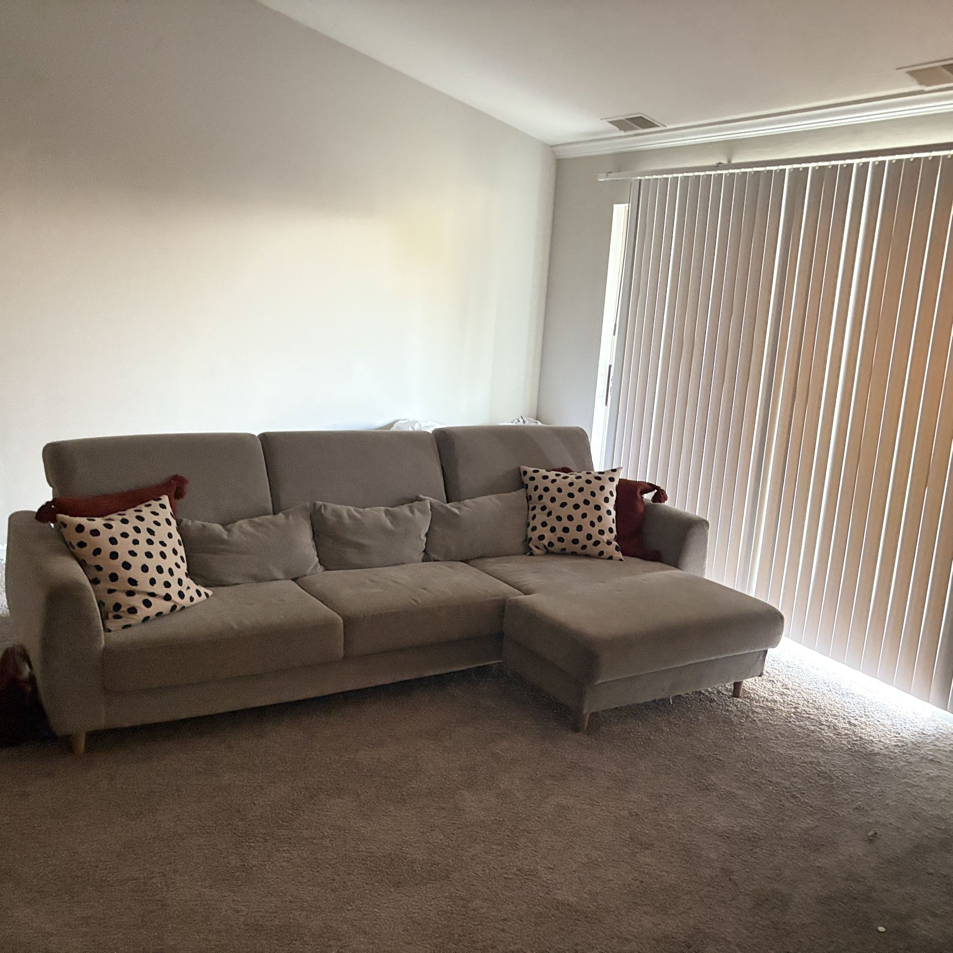 Sectional w/ Chaise