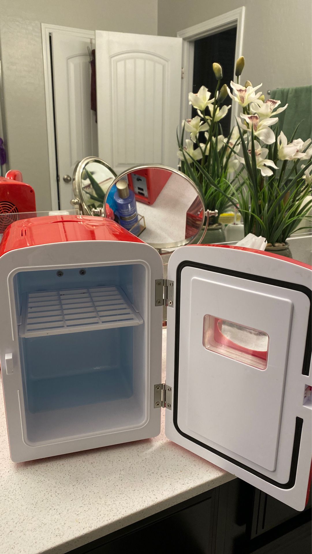 Frigidaire skincare/tiny mini fridge for Sale in Henderson, NV OfferUp