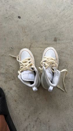 Tennis shoes