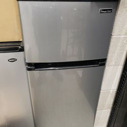 Magic Chef Mini Refrigerator 