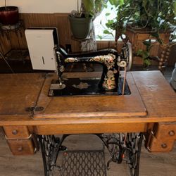 Singer 1910 Treadle Sewing Machine w/Oak Cabinet Table