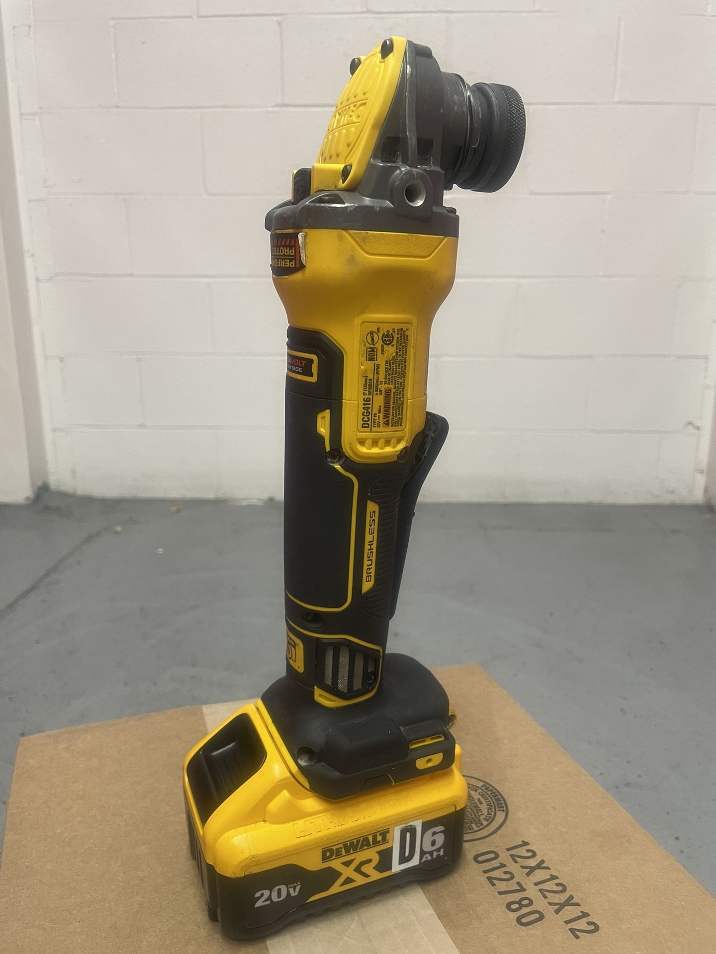 Dewalt 20V MAX Cordless Brushless 4.5 - 5 in. Angle Grinder with FLEXVOLT ADVANTAGE With 6ah Battery