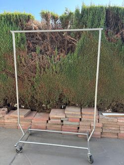 RACK TO HANG  CLOTHES  VERY  GOOD  CONDITION