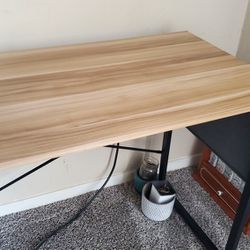 Small Desk, Excellent Condition Like New