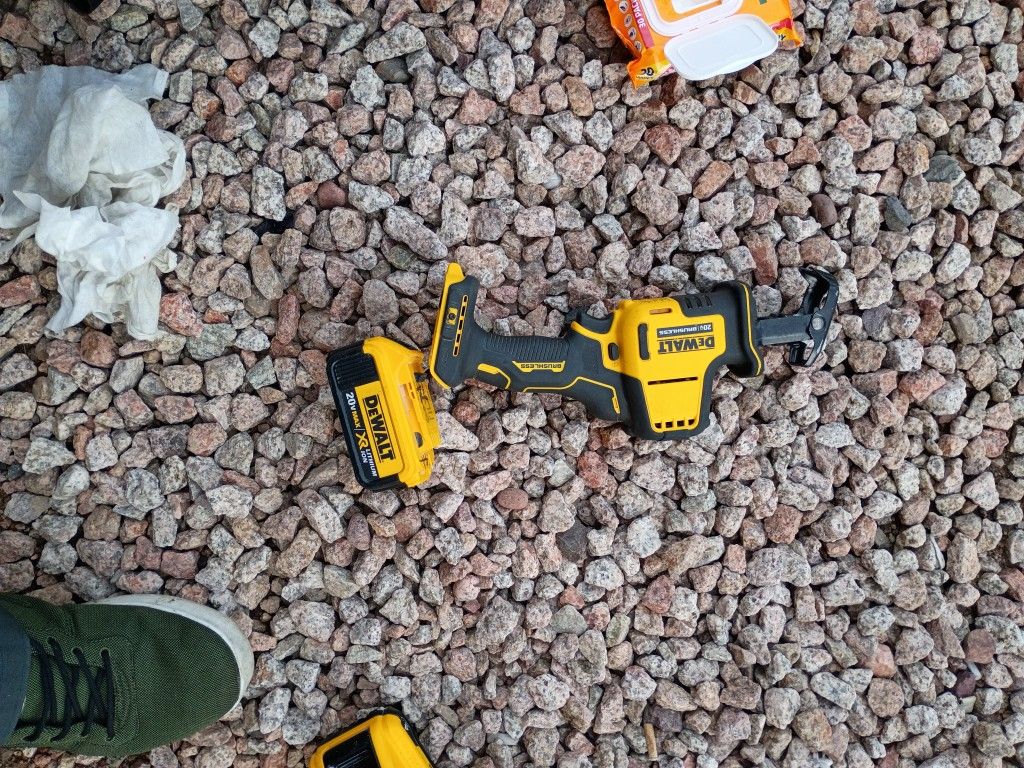 Dewalt Atomic Compact Series Reciprocating Saw W/Battery