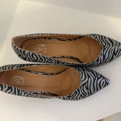 Pump Heels With Black And Silver Prints