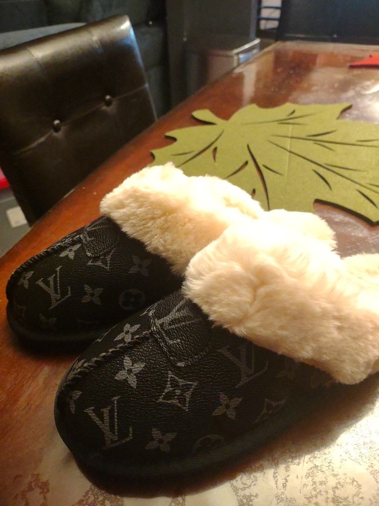 Designer Ugg Slippers New Size( 9 )