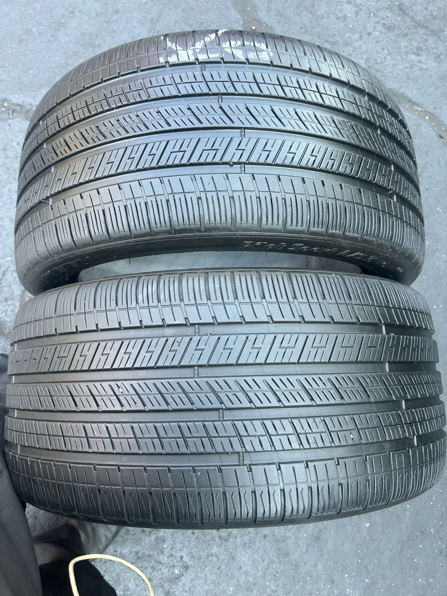 Tengo un par de llantas en muy buenas condiciones marca michelin Pilot Sport AS3 275 40 R20 instalación y balanceó por el mismo precio