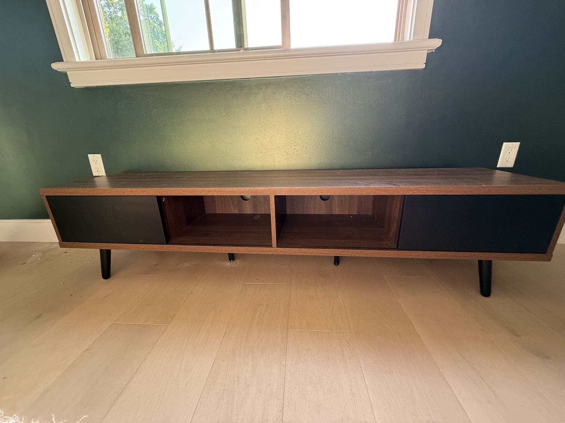 Modern TV/entertainment Stand
