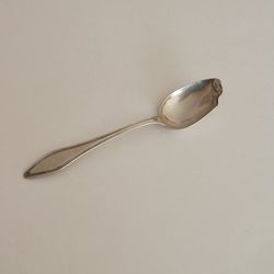 Antique Towle Mary Chilton  Teaspoon 5 1/2" Sterling Silver Pat 1918 
Monogrammed.
Weight 17g.
Tip is deformed (see the photos).