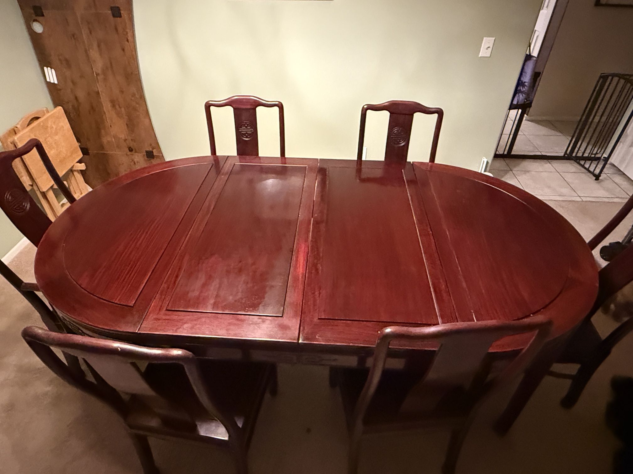 Solid wood dining table with two leafs (can convert to a circle table)