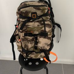 BURTON SNOWBOARDING BACKPACK DRONE DSLR CAMERA VLOG SNOW AK TRAVEL LUGGAGE RARE FORUM RIDE LIB TECH JORDANS CARTEL CAMO LIMITED EDITION 
