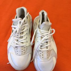 NIKE AIR HUARACHE WOMEN SIZE 6