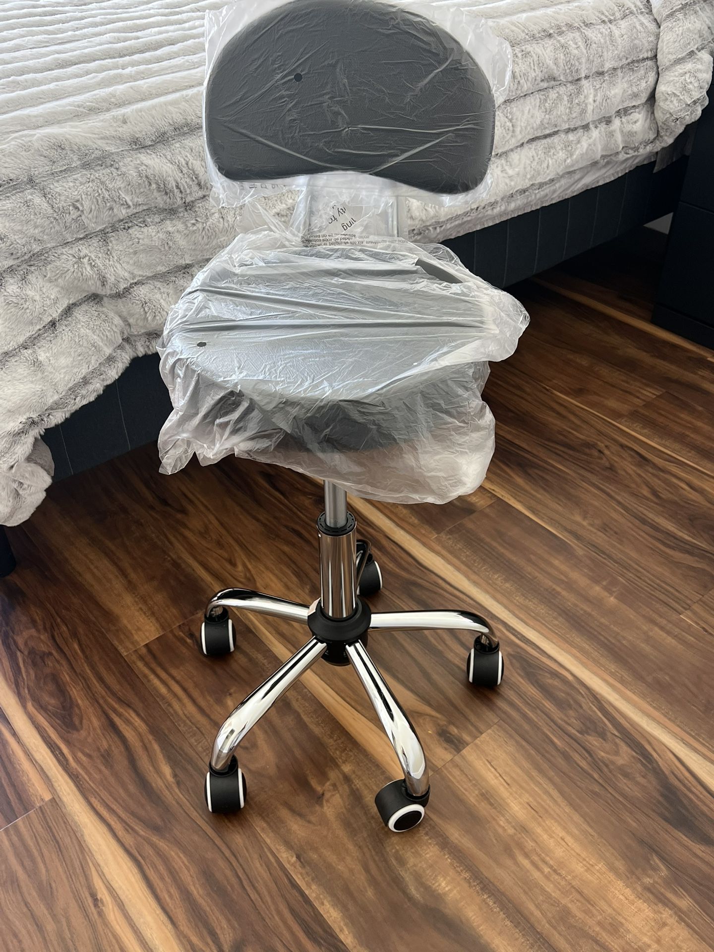 New Office Stool with Mid-Backrest and Adjustable Height