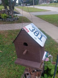 Handmade wood Birdhouse with license plate Roofs