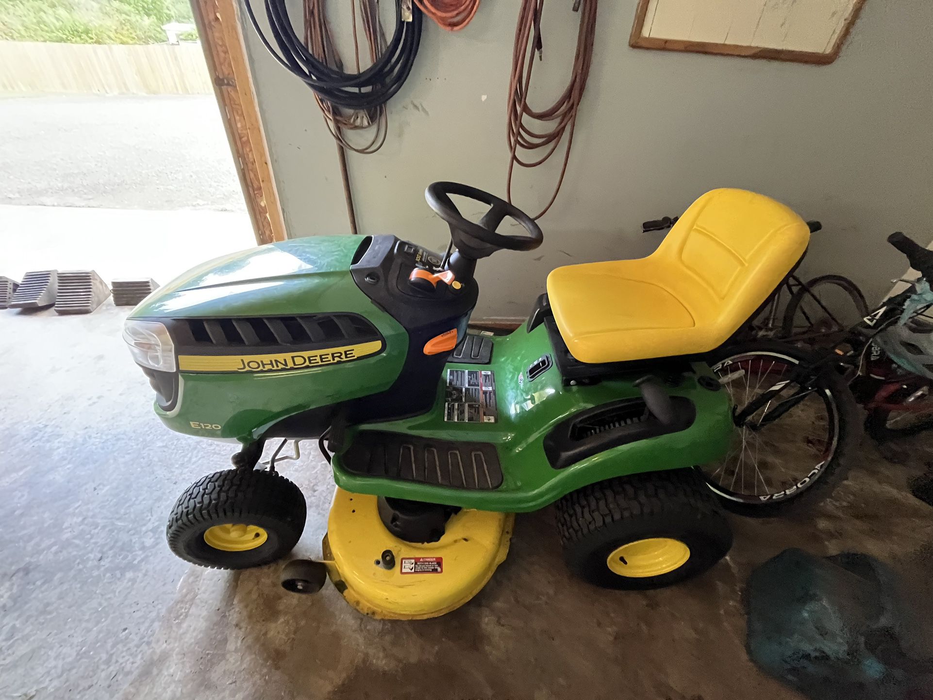 John Deere E120 Lawn Tractor 