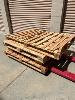 Six free good shape standard pallets