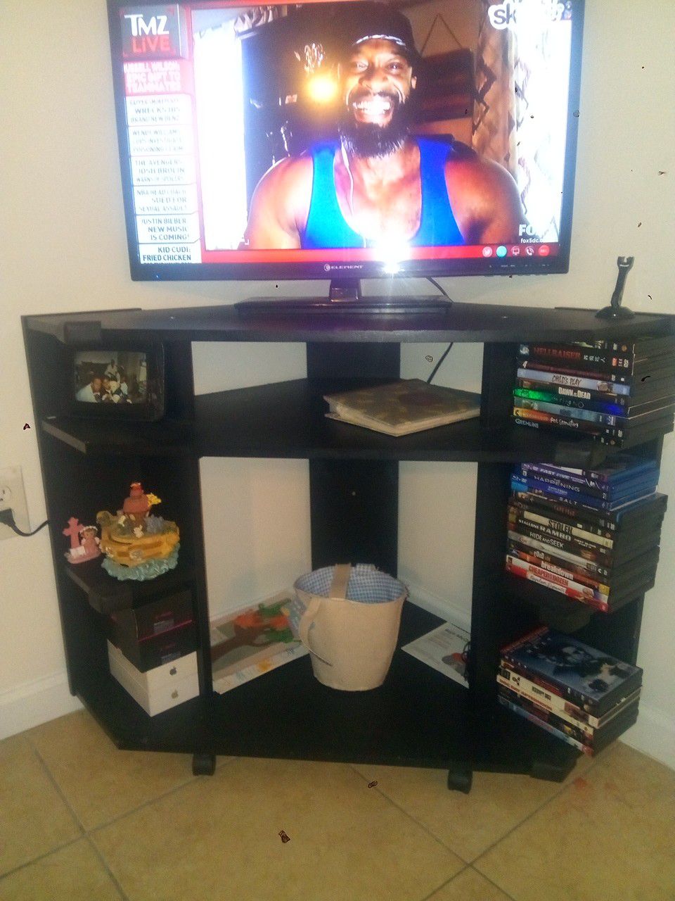 32inch flat screen Element TV, stand included