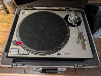 Technics sl 1200 mk II  w/Road Case $500
