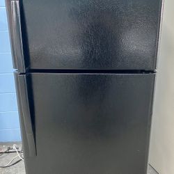 Black 18 Cubic Foot Refrigerator