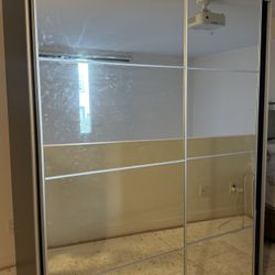 CLOSET WITH DRAWERS. 