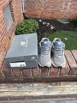 New balance 2002r gray (size 7 in mens)