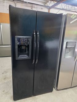 G/E Refrigerator side by side everything works good ✅️