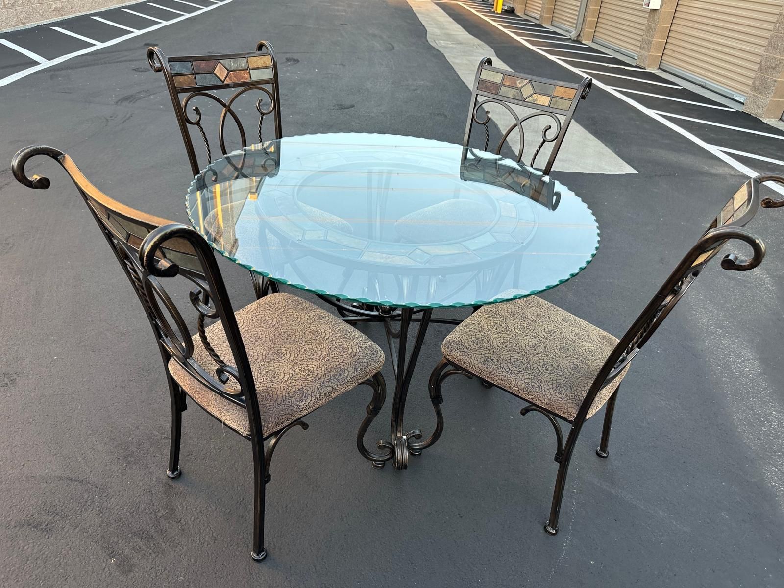 5 piece dining set with glass on top/ comedor de 5 piezas con vidrio arriba