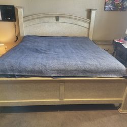 King size bedroom set... Has flaws