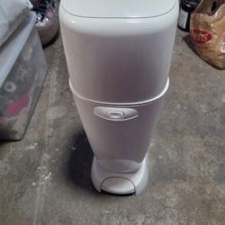 Genie Diaper Pail, White Extra Refill Bags.