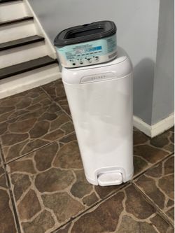 Diaper genie with refil