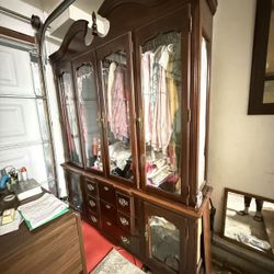Free classic China Cabinet features