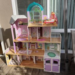 Doll House Very Nice Good Condition