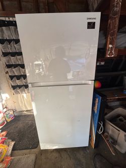 Samsung 18 cu. ft. Top Freezer Refrigerator - White