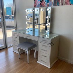 👉Valentina Luminous White Vanity

Furniture of America$10 Down Payment Financing And Delivery Available 