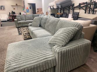 New Sectional Couch with Reversible Chaise! Free Delivery 🚚