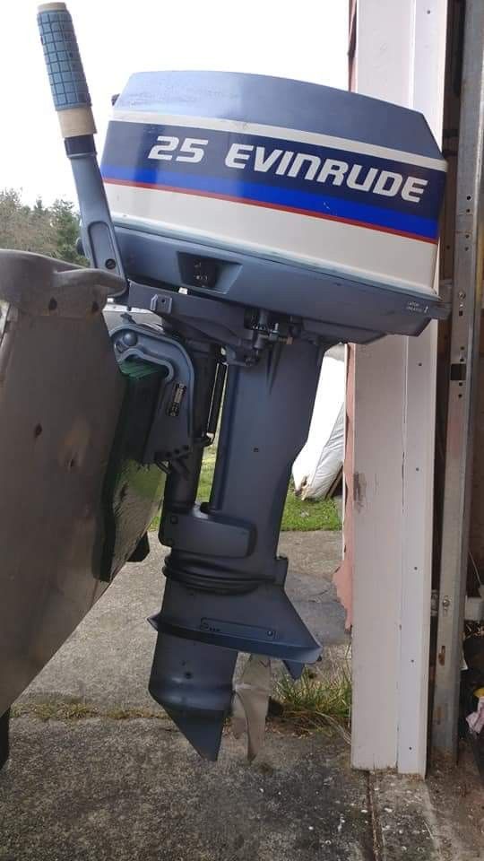 1975 25 hp Evinrude Outboard. Clean and runs good