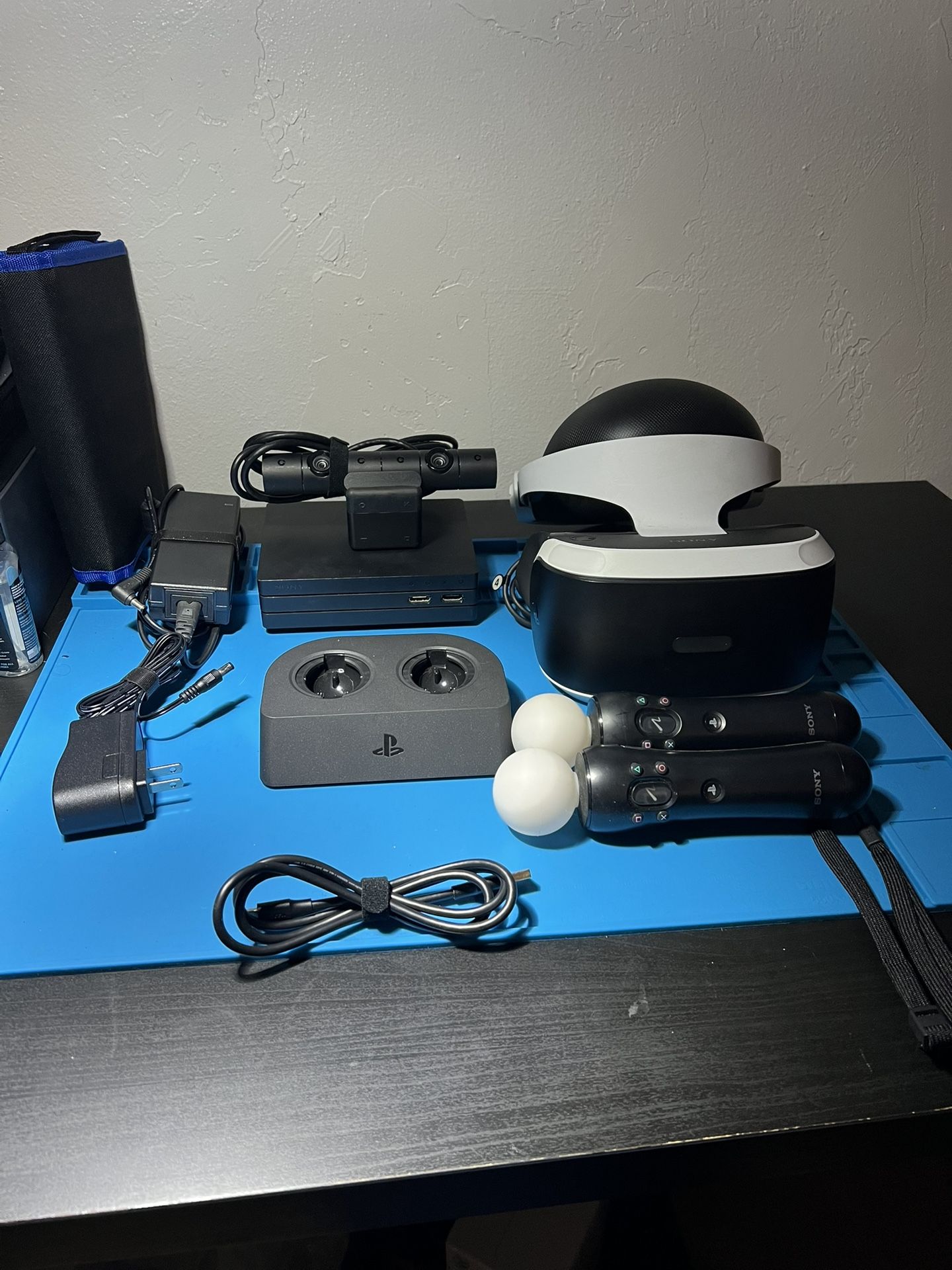 PlayStation 4 VR Headset w/ Move Twin Pack Controllers, and Processing Unit