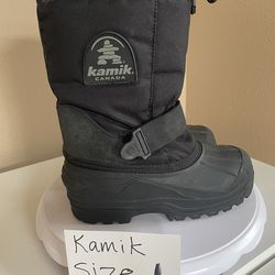 Size 1 YOUTH snow black boots Kamik brand boy girl neutral color