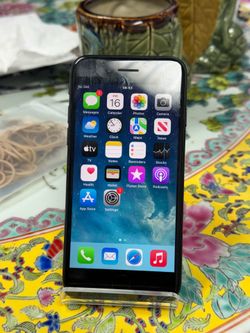 Apple iPhone 7- 32GB - UNLOCKED