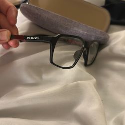 2 Glasses Oakley & Tommy Hilfiger 