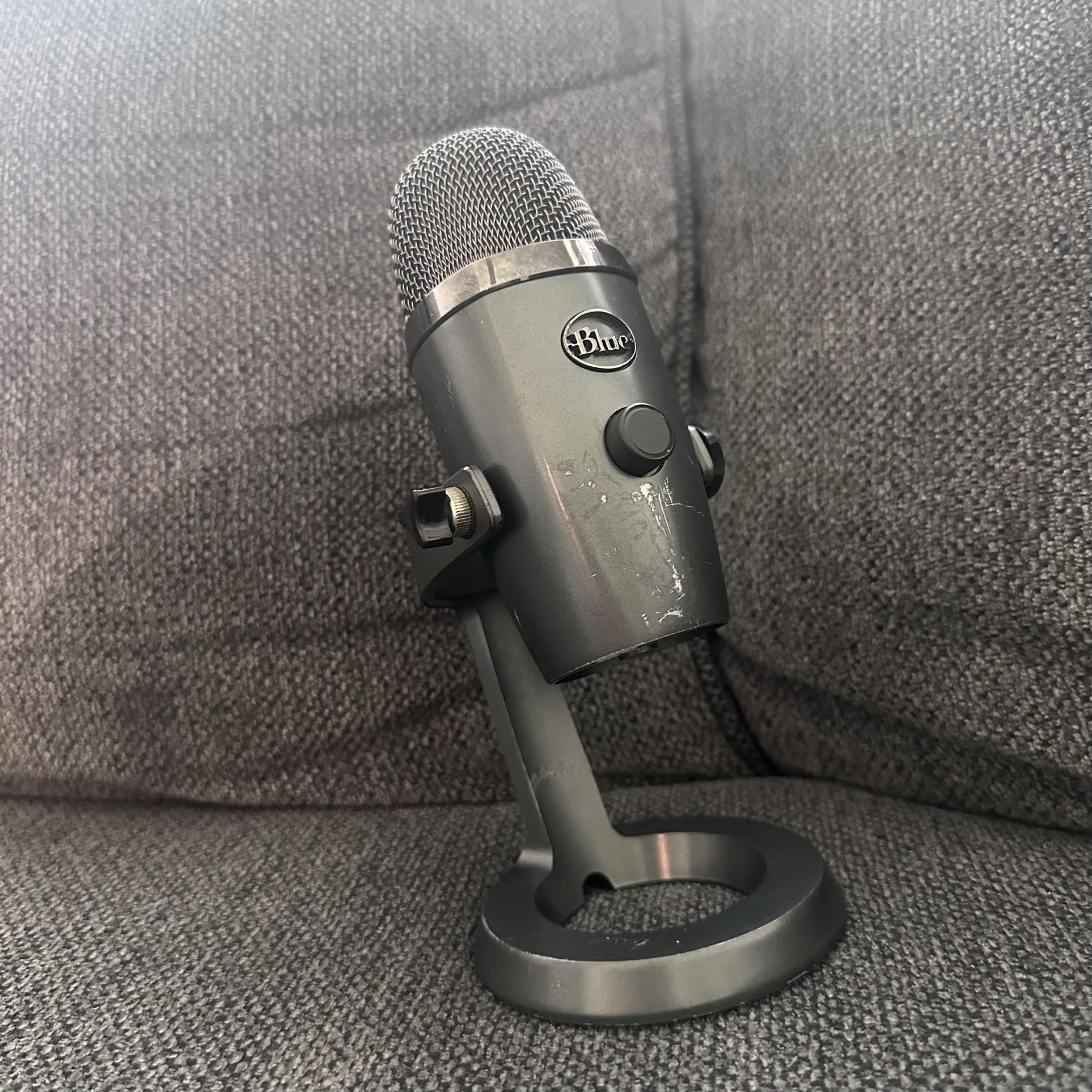 Blue Yeti Nano Multi-Pattern USB Condenser Microphone (Vivid Blue)