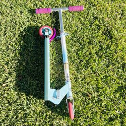 Disney Frozen-themed inline folding kick scooter. Great Condition 