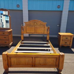 Wood pine bed room queen set located in Mesa crossroads Main Street and Gilbert rd