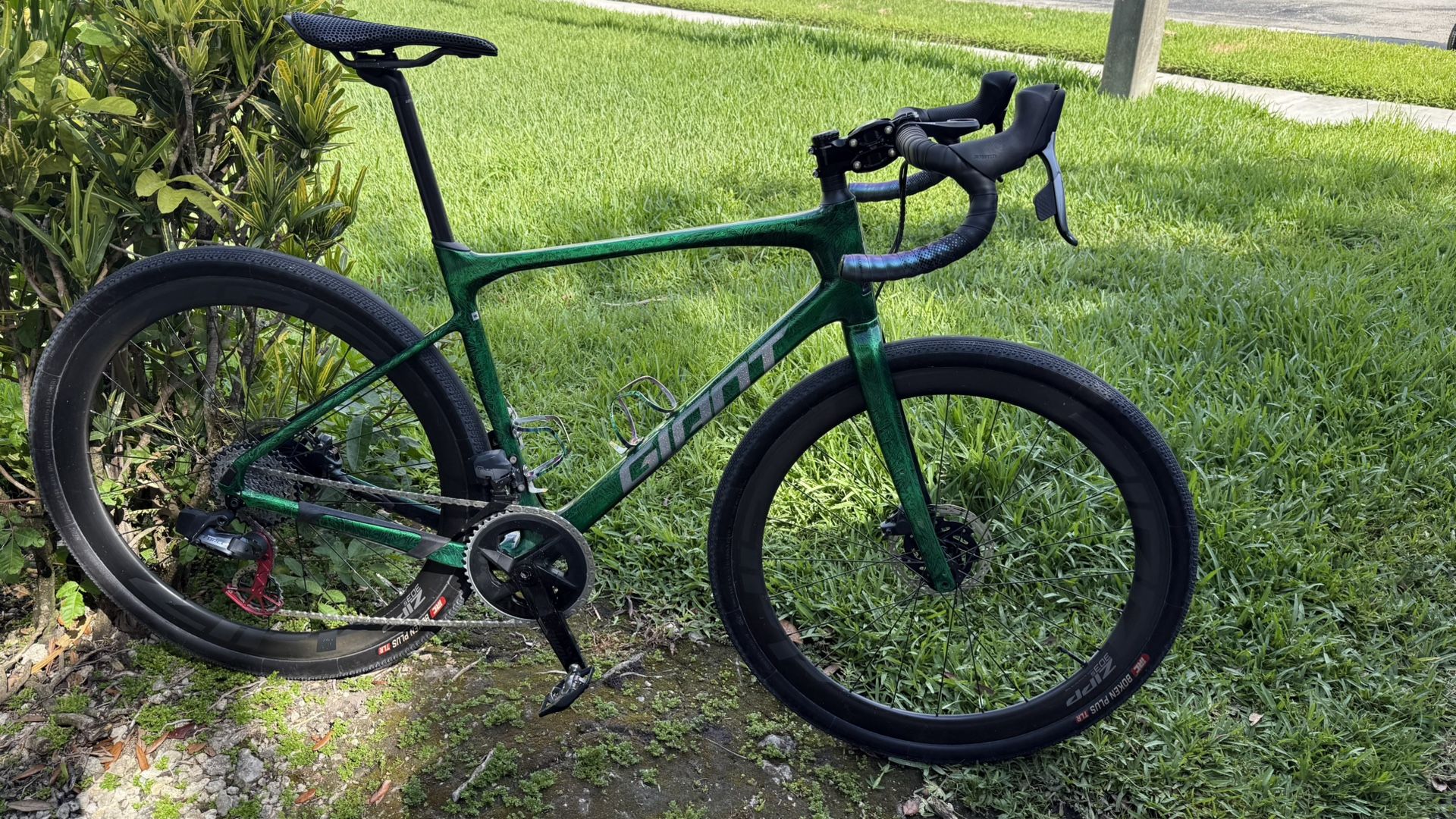 2022 Giant Revolt 2 Gravel Bike Size M/L