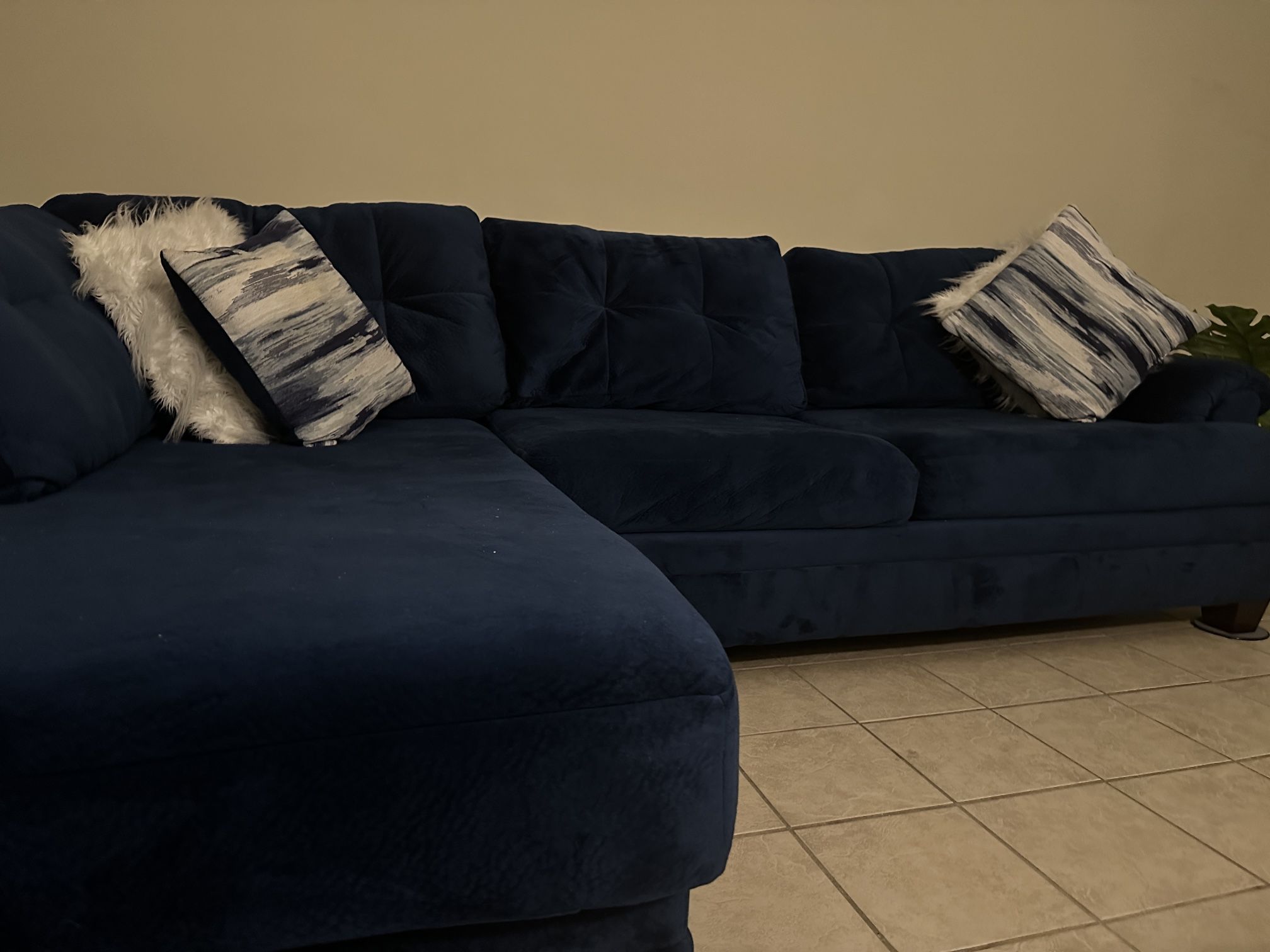 Beautiful Sectional with Warranty until 2025!